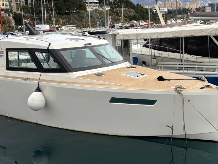 Hire Luxury Yacht Aliskaf37  with a boat licence