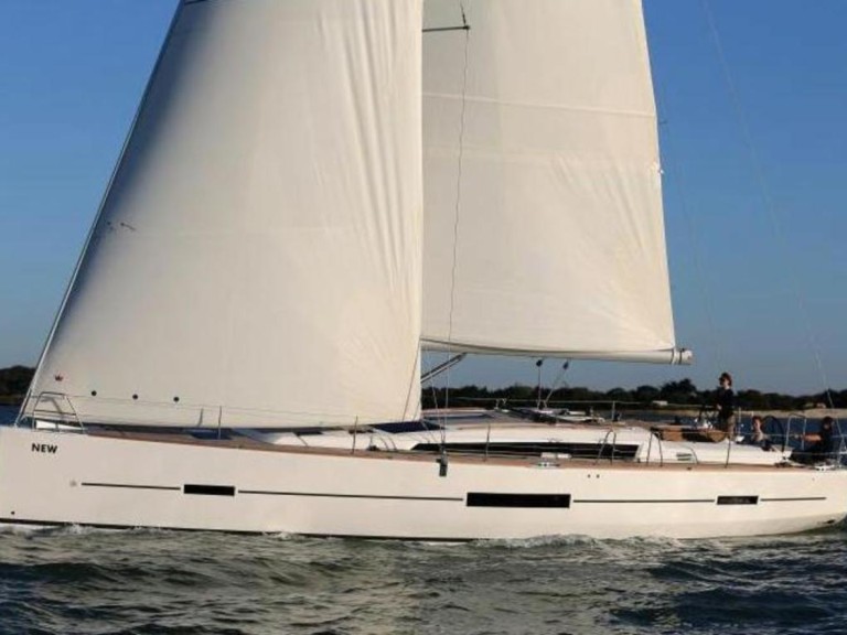 Charter a Dufour Dufour 500 in La Trinité-sur-Mer on Samboat