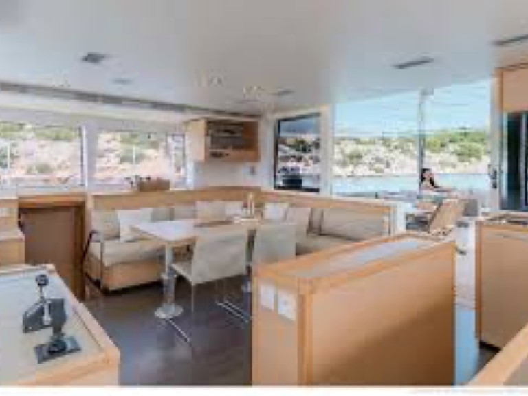 Hire Catamaran Lagoon with a boat licence