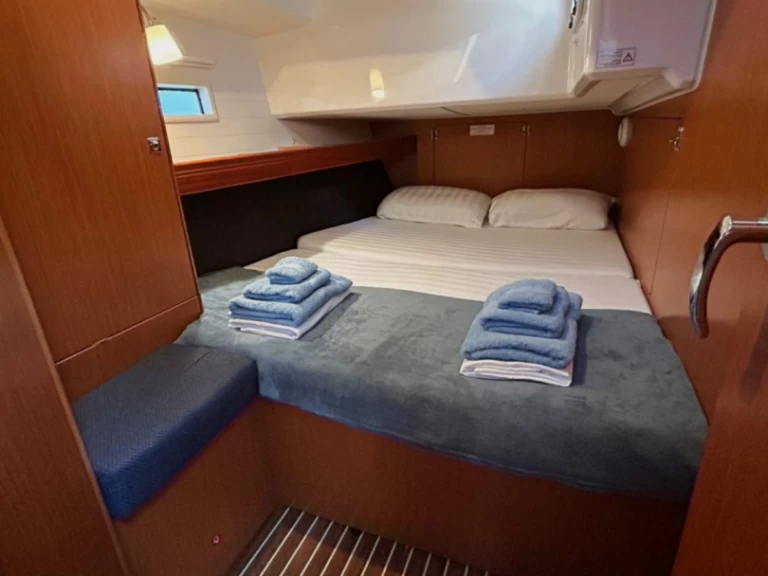 Charter a Bavaria Cruiser 46 in Alimos on Samboat