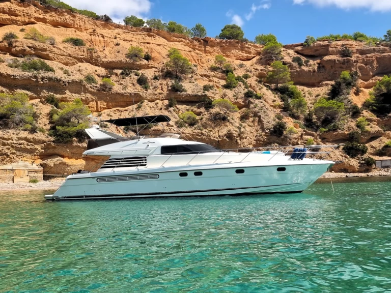 Hire Luxury Yacht Fairline with a boat licence