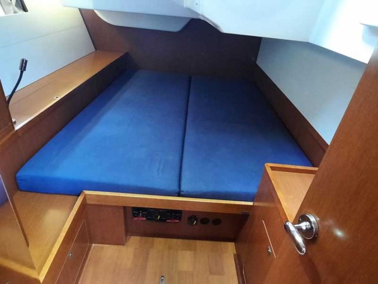 Hire a Bénéteau Oceanis 48.5 Punta Ala