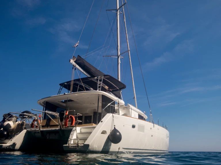 Hire Catamaran Lagoon with a boat licence