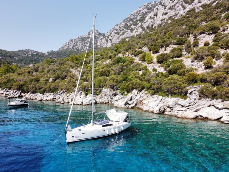 Charter a Bénéteau Oceanis 43 in Adaköy on Samboat