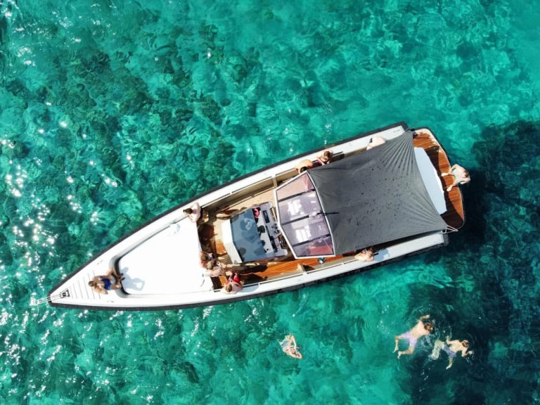 Hire Motorboat Wally with a boat licence