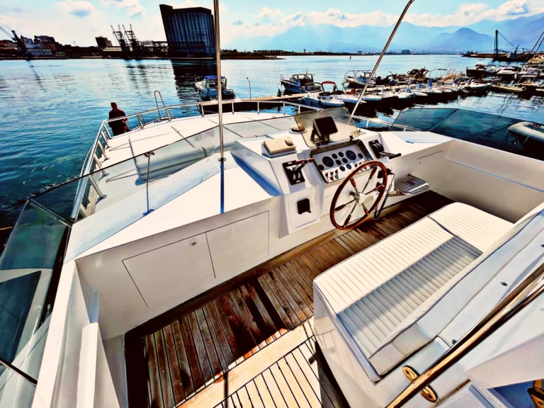 Charter a Canados 76 in Sorrento on Samboat