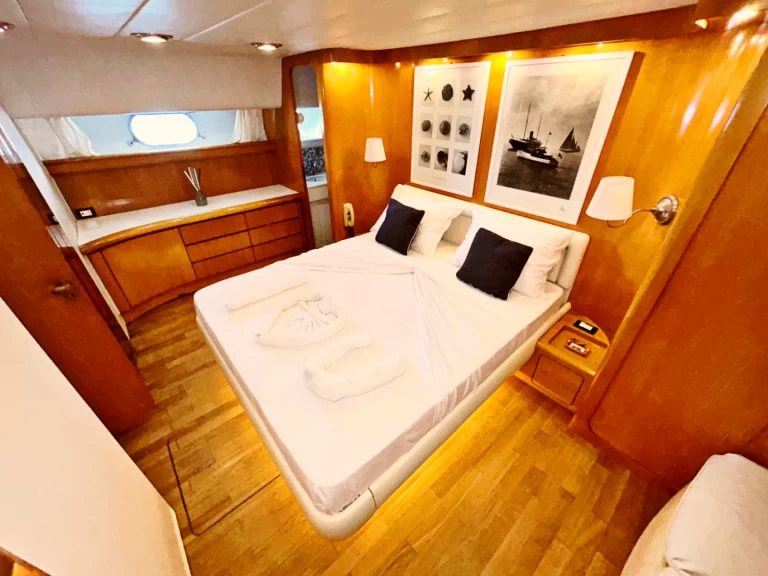 Hire Luxury Yacht Canados with a boat licence