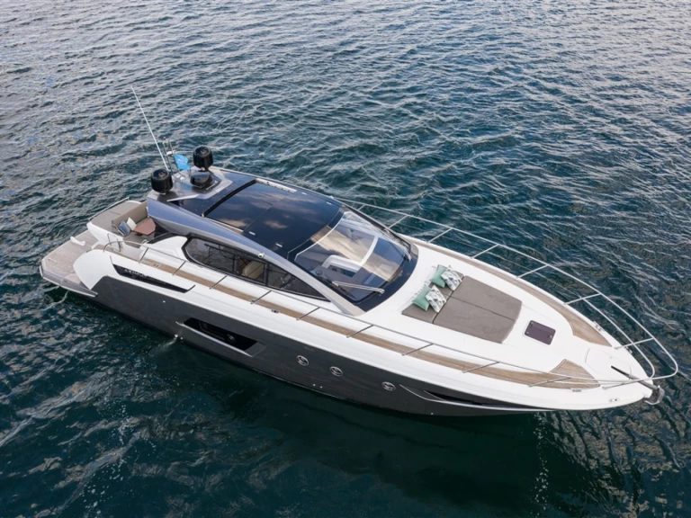 Hire Motorboat Azimut with a boat licence