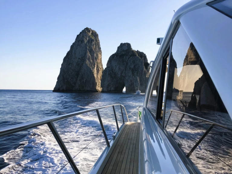 Luxury Yacht to hire Capri at the best price