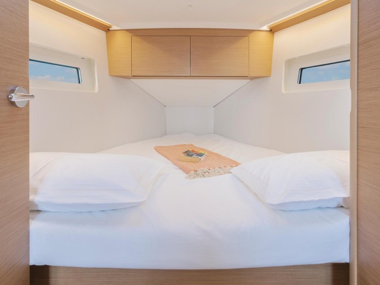 Yacht charter Hyères - Jeanneau Sun Odyssey 350 on SamBoat