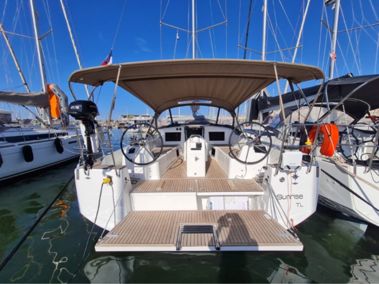 Charter a Jeanneau SUN ODYSSEY 410 - SUNRISE in Hyères on Samboat