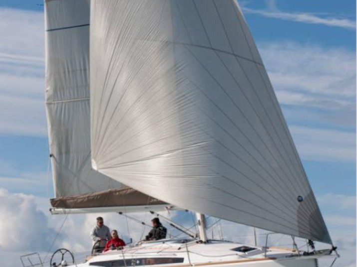 Sailboat to hire Hyères at the best price