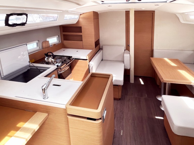 Hire a Jeanneau Sun Odyssey 410 Hyères