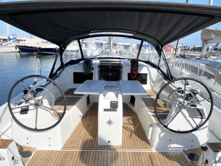 Yacht hire Hyères cheap Sun Odyssey 410