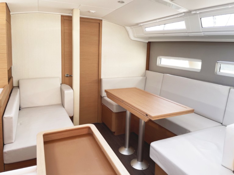 Charter a Jeanneau Sun Odyssey 410 in Hyères on Samboat