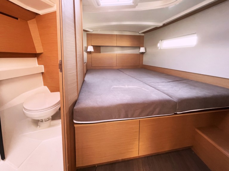 Hire Sailboat Jeanneau with a boat licence