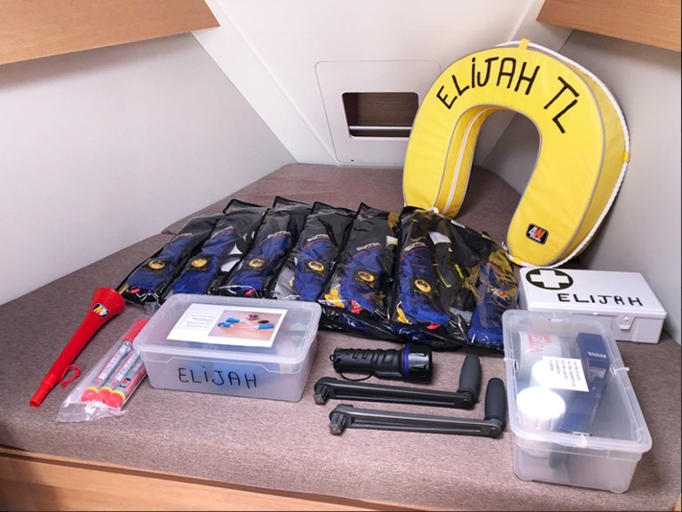 Sailboat to hire Hyères at the best price