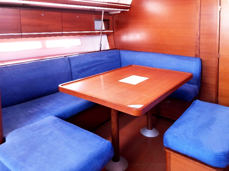 Sailboat to hire Hyères at the best price