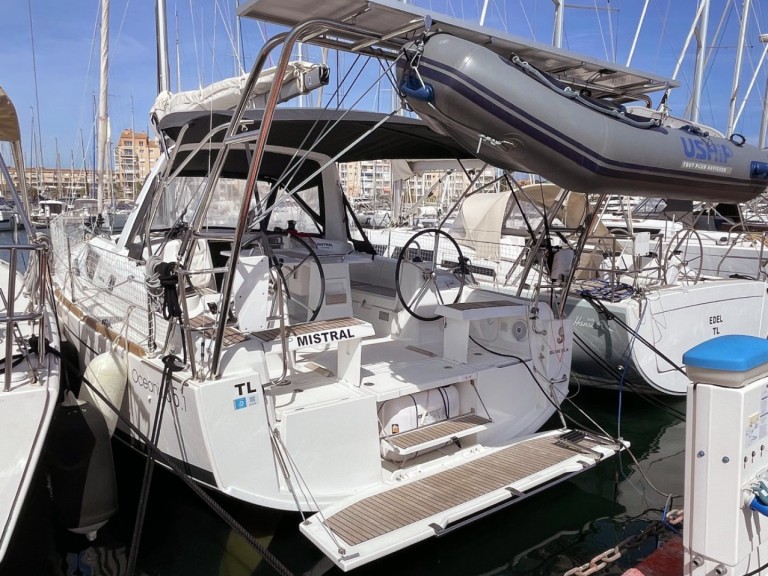 Sailboat hire in Hyères - Bénéteau Oceanis 35.1