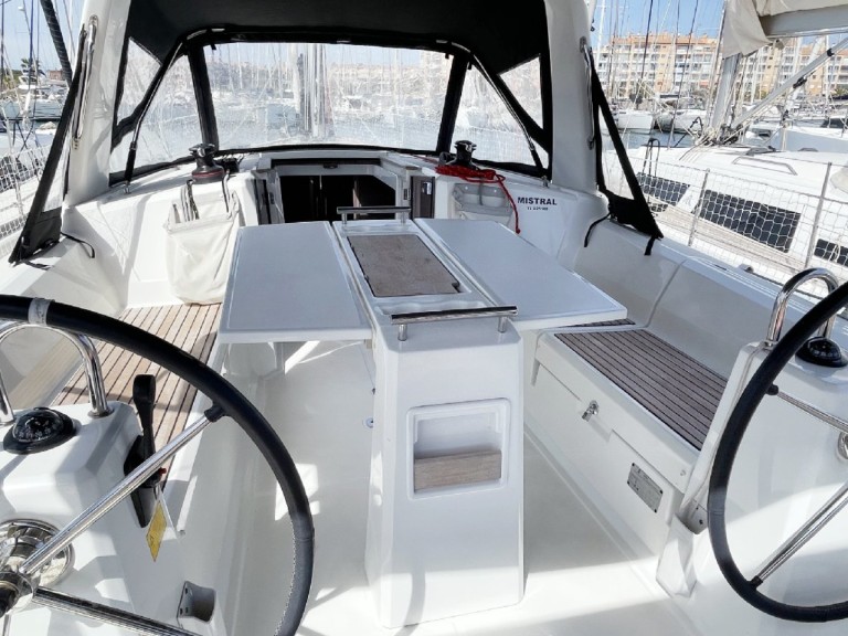 Charter a Bénéteau Oceanis 35.1 in Hyères on Samboat