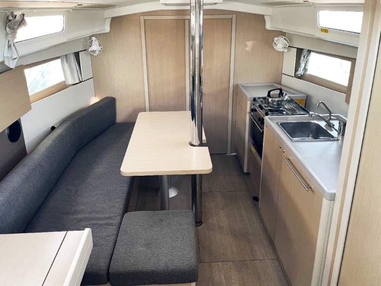 Hire Sailboat with or without skipper Bénéteau Hyères