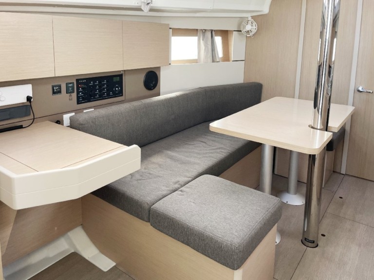 Hire Sailboat Bénéteau with a boat licence