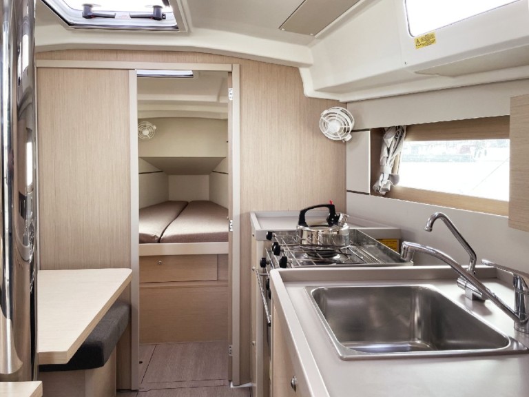 Sailboat to hire Hyères at the best price