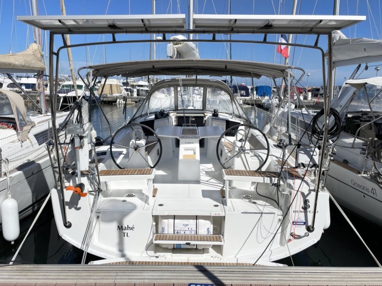 Sailboat hire in Hyères - Bénéteau Oceanis 38.1