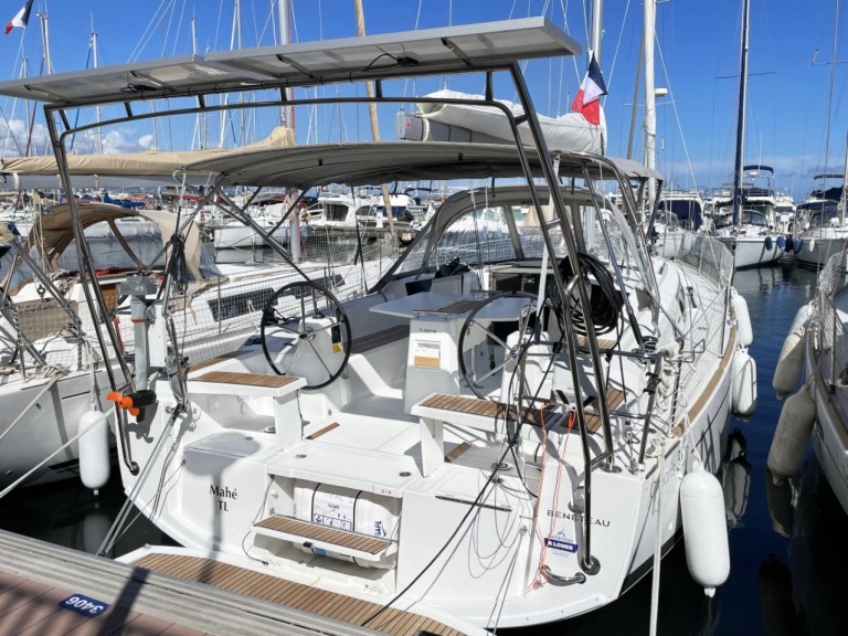 Charter a Bénéteau Oceanis 38.1 in Hyères on Samboat