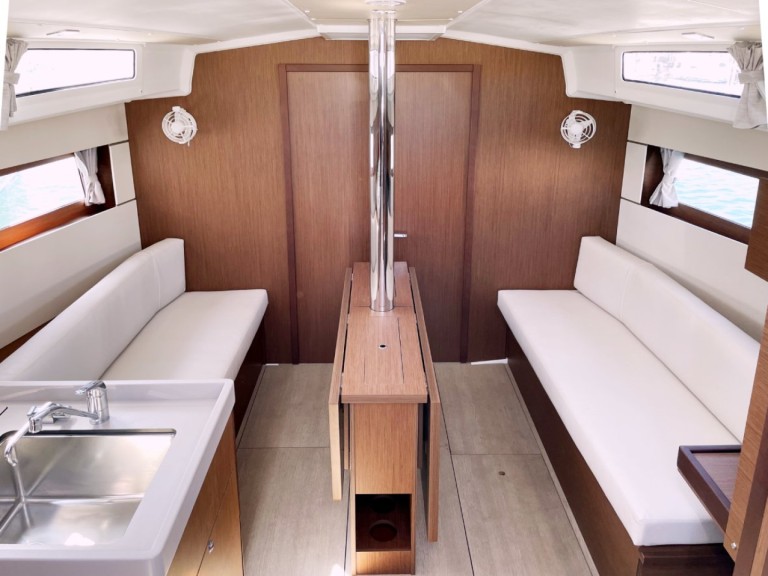 Hire Sailboat Bénéteau with a boat licence