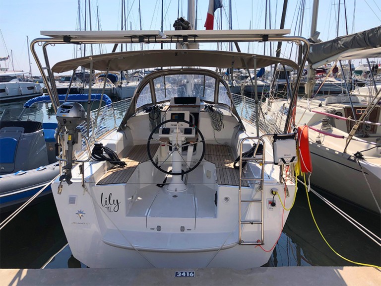 Yacht charter Hyères - Jeanneau Sun Odyssey 319 on SamBoat