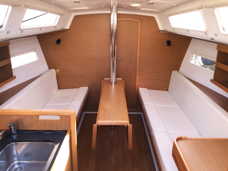 Yacht hire Hyères cheap Sun Odyssey 319