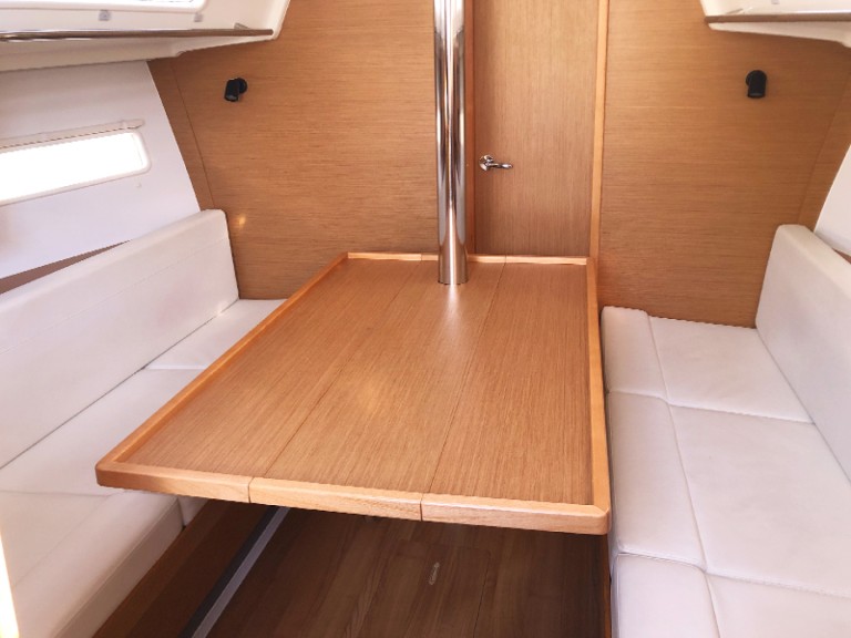 Sailboat hire in Hyères - Jeanneau Sun Odyssey 319