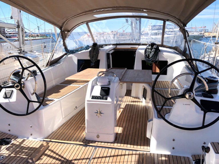 Hire Sailboat with or without skipper Jeanneau Hyères