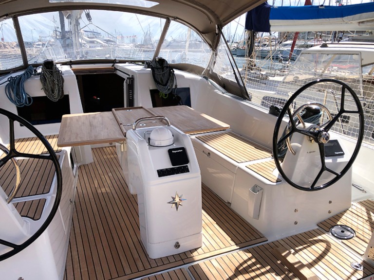 Hire Sailboat Jeanneau with a boat licence