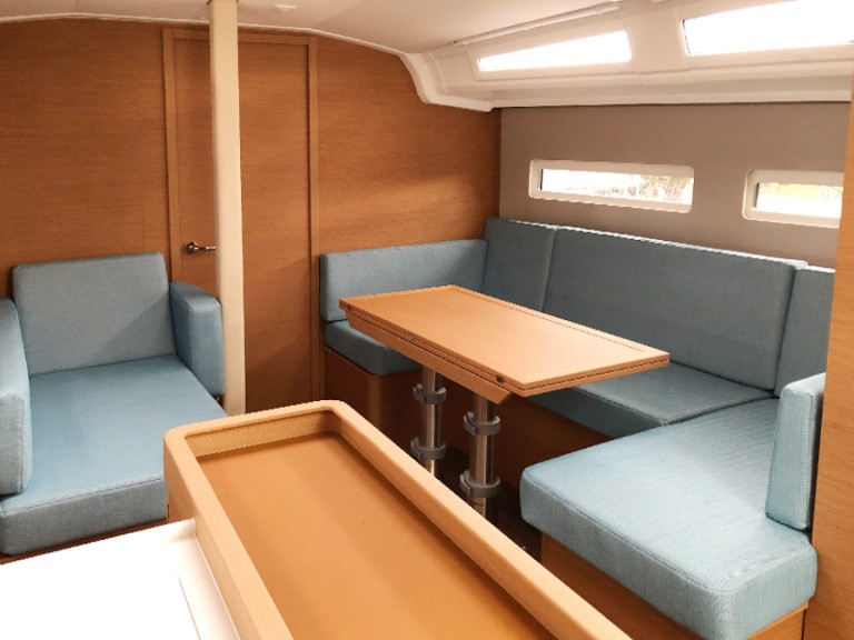 Sailboat to hire Hyères at the best price