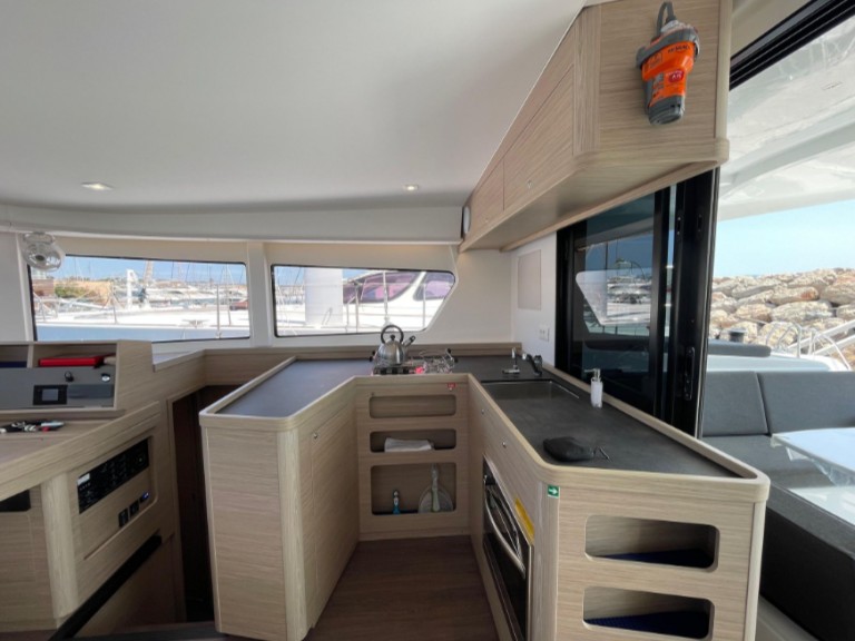 Hire Catamaran Lagoon with a boat licence