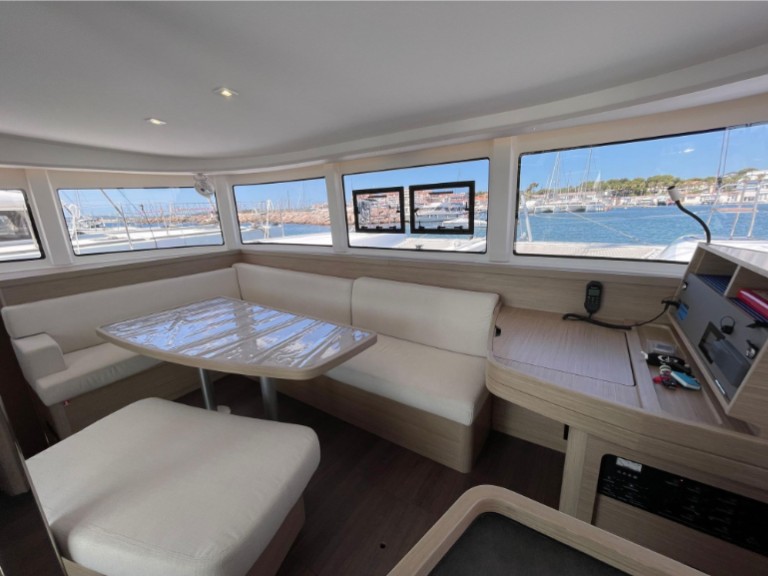 Catamaran to hire Hyères at the best price