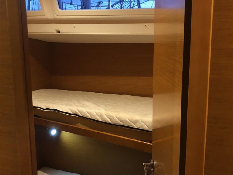 Charter a Jeanneau Sun Odyssey 519 in Lefkáda on Samboat