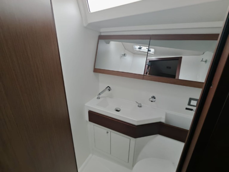 Charter a Bénéteau Oceanis 46.1 in Vibo Marina on Samboat