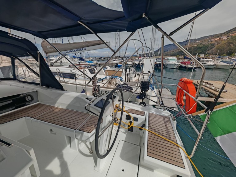 Hire Sailboat with or without skipper Bénéteau Vibo Marina