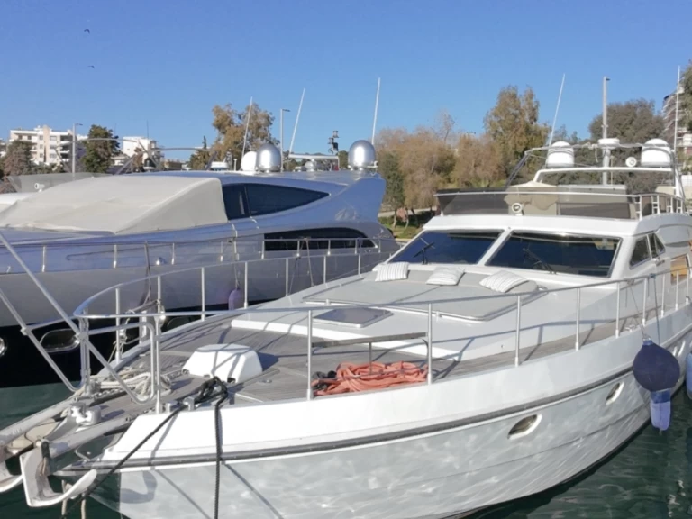 Motorboat hire in Alimos Marina - Ferretti Altura 58