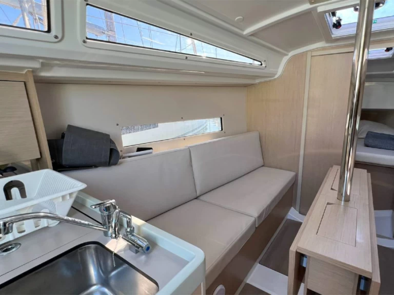 Sailboat hire in Bandol - 4 OCEANIS 30.1 - JE (2D/0C/0P)