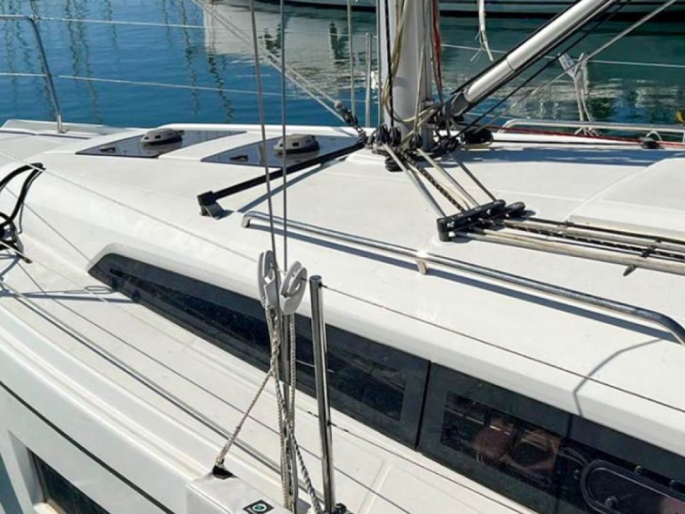 Charter a 4 OCEANIS 30.1 - JE (2D/0C/0P) in Bandol on Samboat