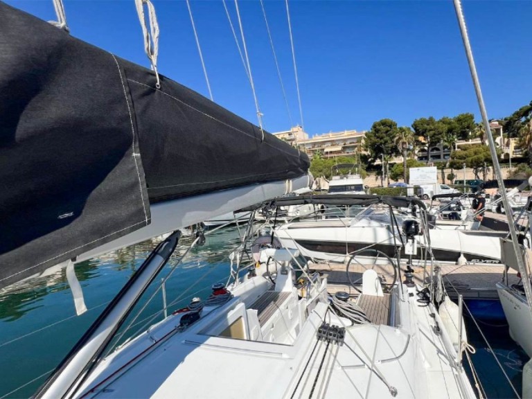Hire a 4 OCEANIS 30.1 - JE (2D/0C/0P) Bandol