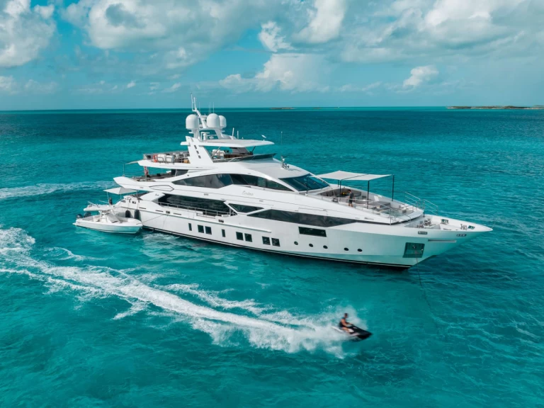 Hire Luxury Yacht Benetti with a boat licence