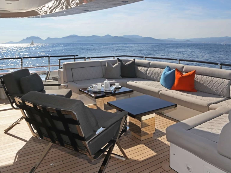 Hire Luxury Yacht Heesen with a boat licence