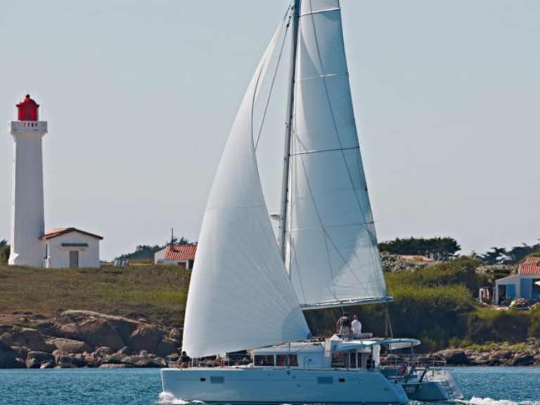 Hire Catamaran Lagoon with a boat licence