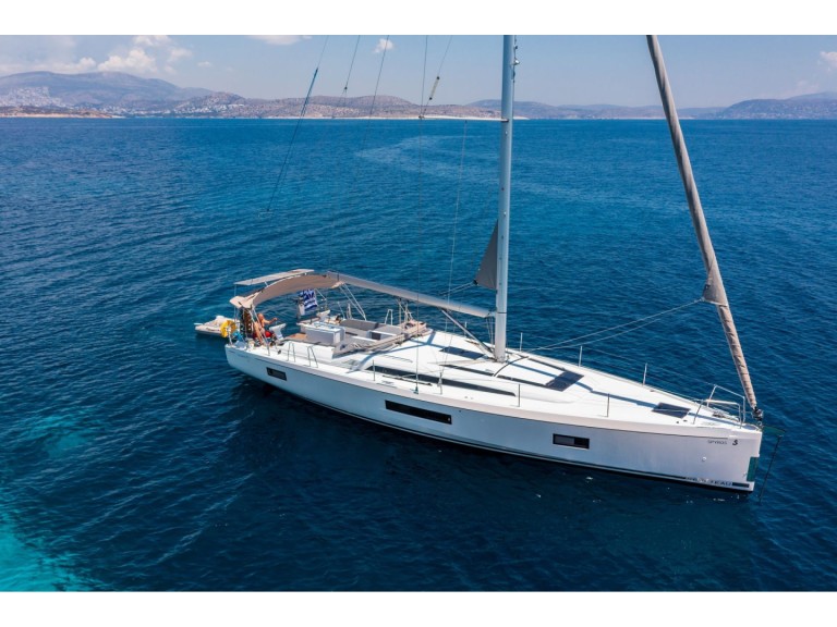 Charter a Bénéteau Oceanis 51.1 in Alimos on Samboat