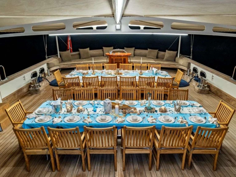 Hire Luxury Yacht Custom with a boat licence